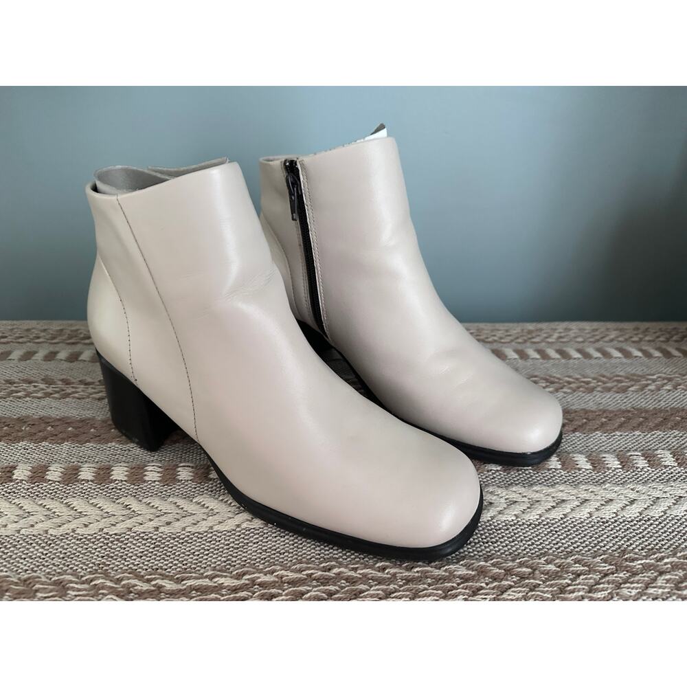 White Leather Boots With Heel Side Zipper by White Mountain Fairchild Size 8.5 M